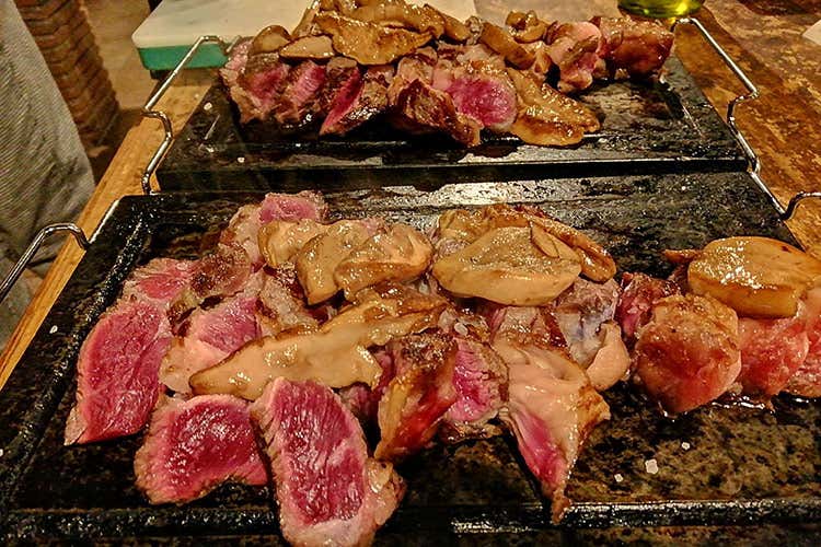 Le carni alla brace del ristorante Sa Cardiga, dove la cantina ha festeggiato il riconoscimento - Terre di Petrara, per Winemag &egrave; la Miglior Cantina d&rsquo;Italia 2021