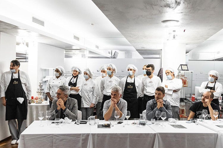 Gli studenti protagonisti in cucina - Accademia Chef’s, allievi in cucina Un menu che fa il giro del mondo