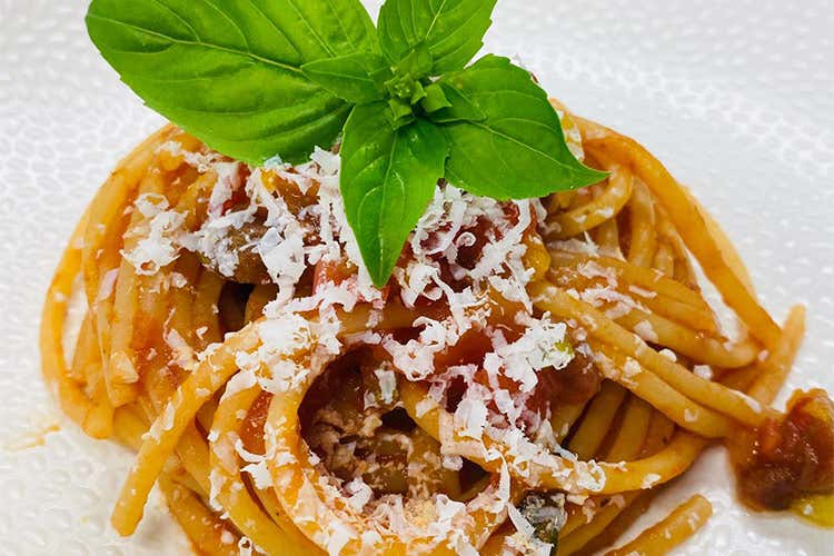 Gli spaghetti pomodori e basilico di Giuseppe Di Iorio - La pasta, orgoglio made in Italy Una parata di chef la omaggia