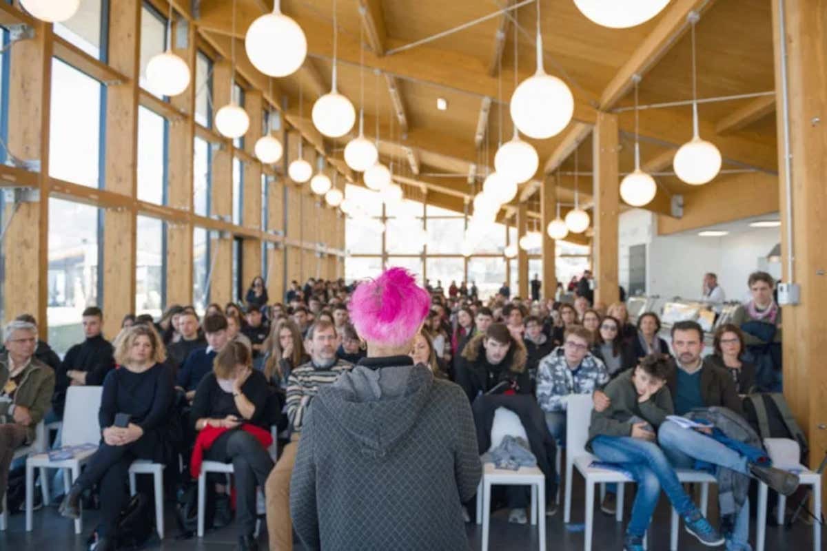 La chef Cristina Bowerman durante un corso di formazione