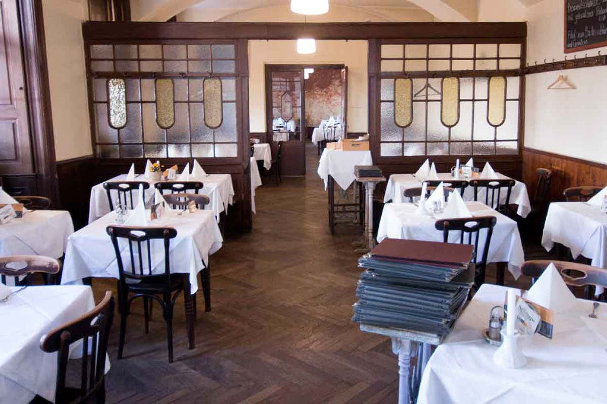 La sala interna del ristorante Gmoakeller