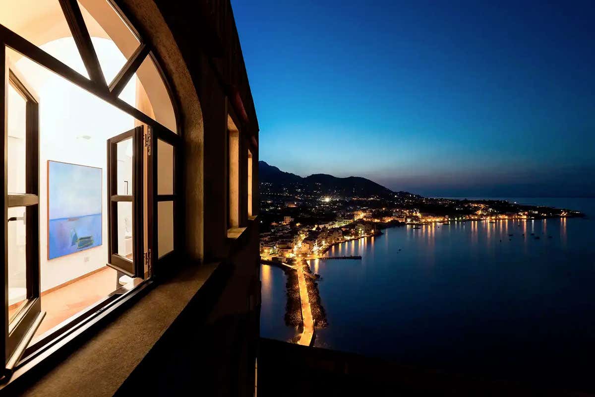 A Ischia c’è un luogo dove puoi cenare sospeso sul mare e dormire in un ex convento A Ischia c’è un luogo dove puoi cenare sospeso sul mare e dormire in un ex convento