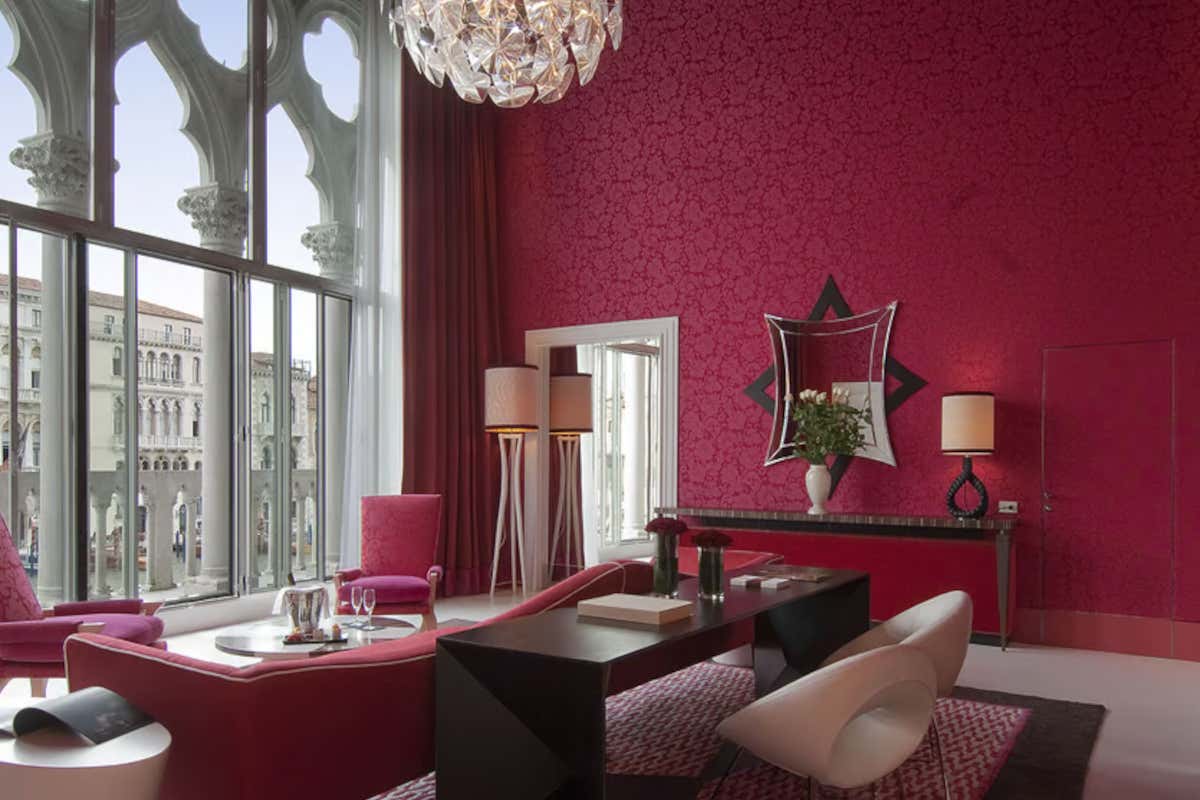 web_hotel_sina_suite_emily_in_paris