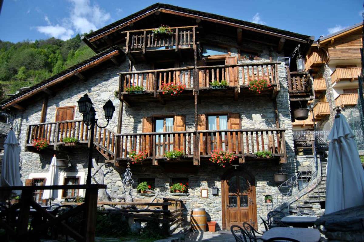 Al ristorante Il Vassallo la carne e gli stufati cuociono lentamente nei tradizionali lavéc in pietra ollare