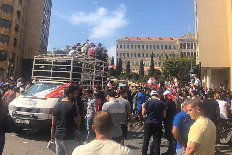 Governo sotto accusa per il carovita (Tassa su Whatsapp e carovita Libano bloccato dalle proteste) Governo sotto accusa per il carovita (Tassa su Whatsapp e carovita Libano bloccato dalle proteste)
