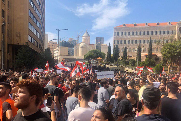 Tassa su Whatsapp e carovita 
Libano bloccato dalle proteste