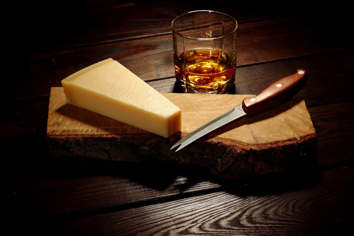Tra gli ottimi abbinamenti del whisky anche il Parmigiano Reggiano Whisky il distillato inclusivo che dalla Scozia ha conquistato il mondo