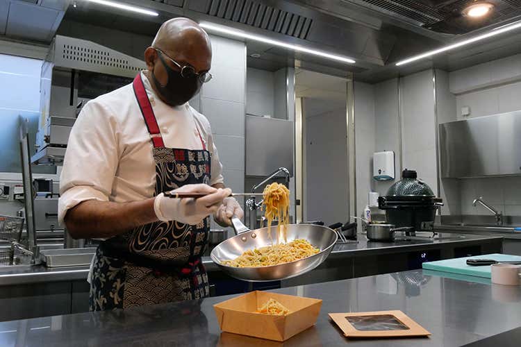 Wicky Priyan - Wicky Priyan riparte (con delivery) Il business lunch arriva in taxi