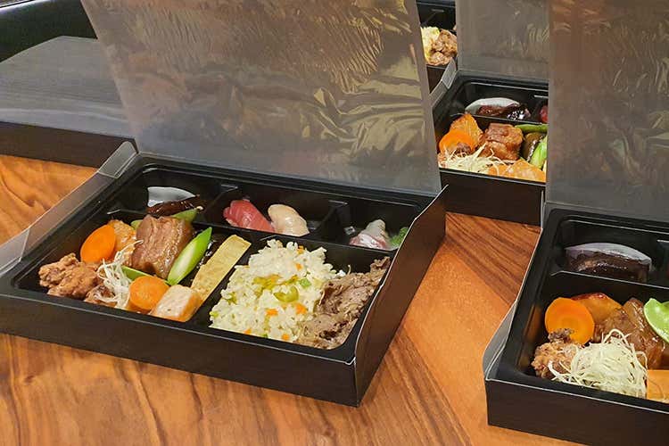 Il lunch box - Wicky Priyan riparte (con delivery) Il business lunch arriva in taxi