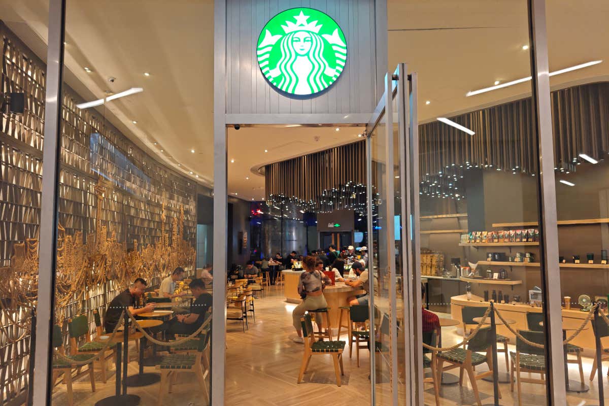 Catene internazionali come Starbucks uniscono al caffè anche un'esperienza, proponendo spazi in cui il cliente può fermarsi, lavorare o socializzare
