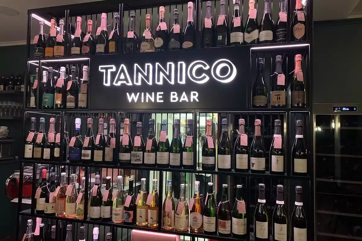 Un'accogliente parete enologica del Tannico Wine Bar di Milano via Savona A cena con Tannico: enogastronomia di alta gamma tra Francia e Italia