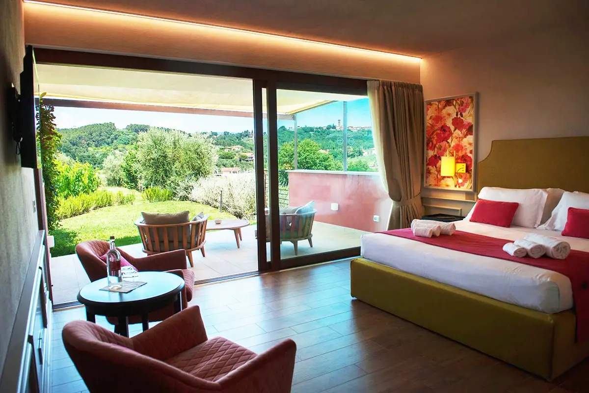 Sono 11 le stanze del wine resort Tenuta del Buonamico, il trionfo dei vini bianchi nella Toscana dei rossi