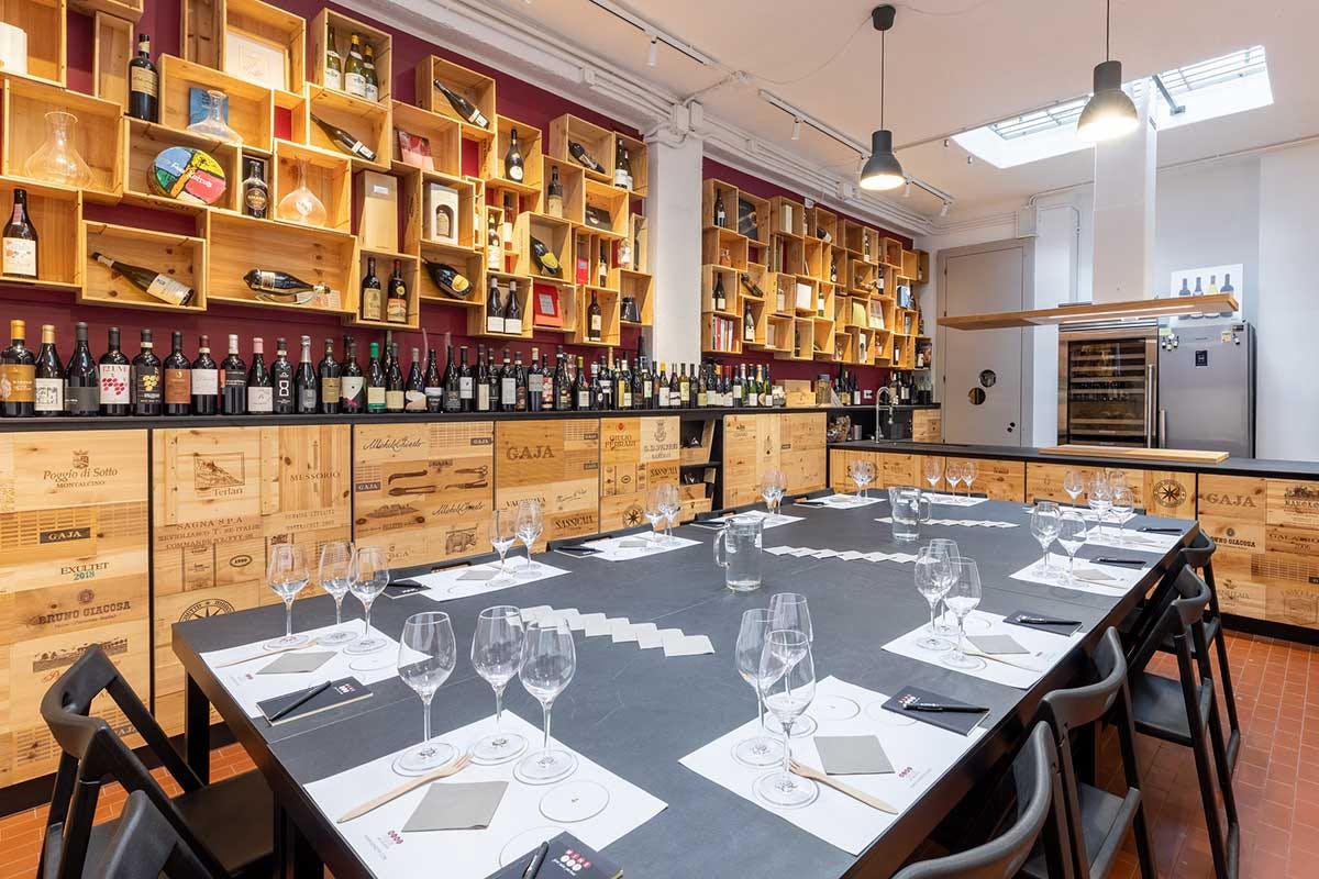 La sala dedicata a degustazioni e cooking show WineTip, il caveau dei vini preziosi in un seminterrato di Milano