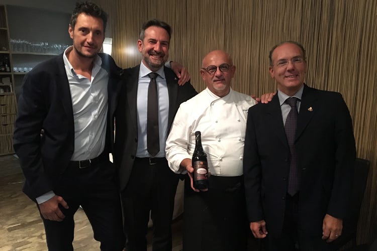 Foto di gruppo con Claudio Sadler "testimonial" del Vigna Solenga (Wine Week, spunta Vigna Solenga l’ultimo nato di Cantina Fiamberti)