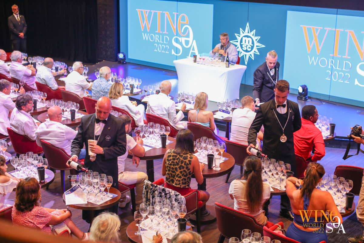 Una della tante degustazioni a bordo della crociera del vino Enoturismo alternativo? A bordo di una nave da crociera Una della tante degustazioni a bordo della crociera del vino Enoturismo alternativo? A bordo di una nave da crociera