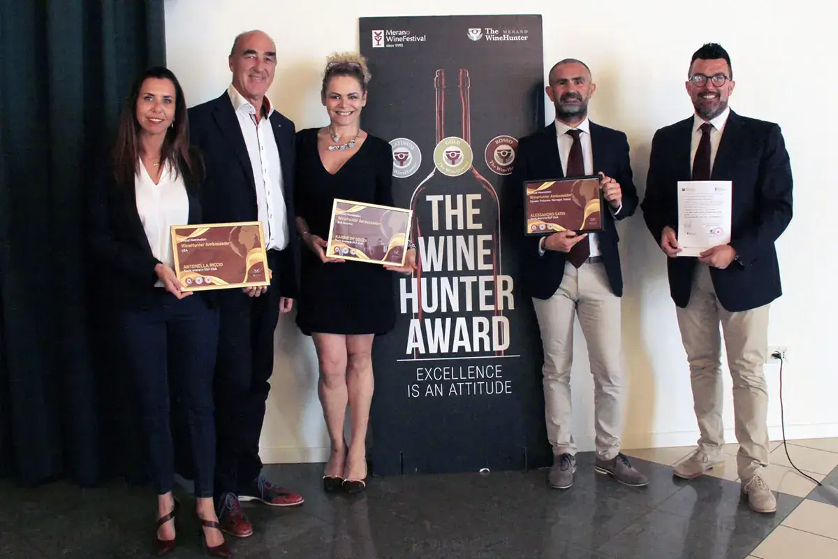 I WineHunter Ambassador con i diplomi dopo la nomina: Antonella Riccio, Helmuth K&ouml;cher, Karine De Souza, Alessandro Satin, China Link &pound;$I Maestri raccontano...$&pound; L&rsquo;eccellenza &egrave; un&rsquo;attitudine... da condividere