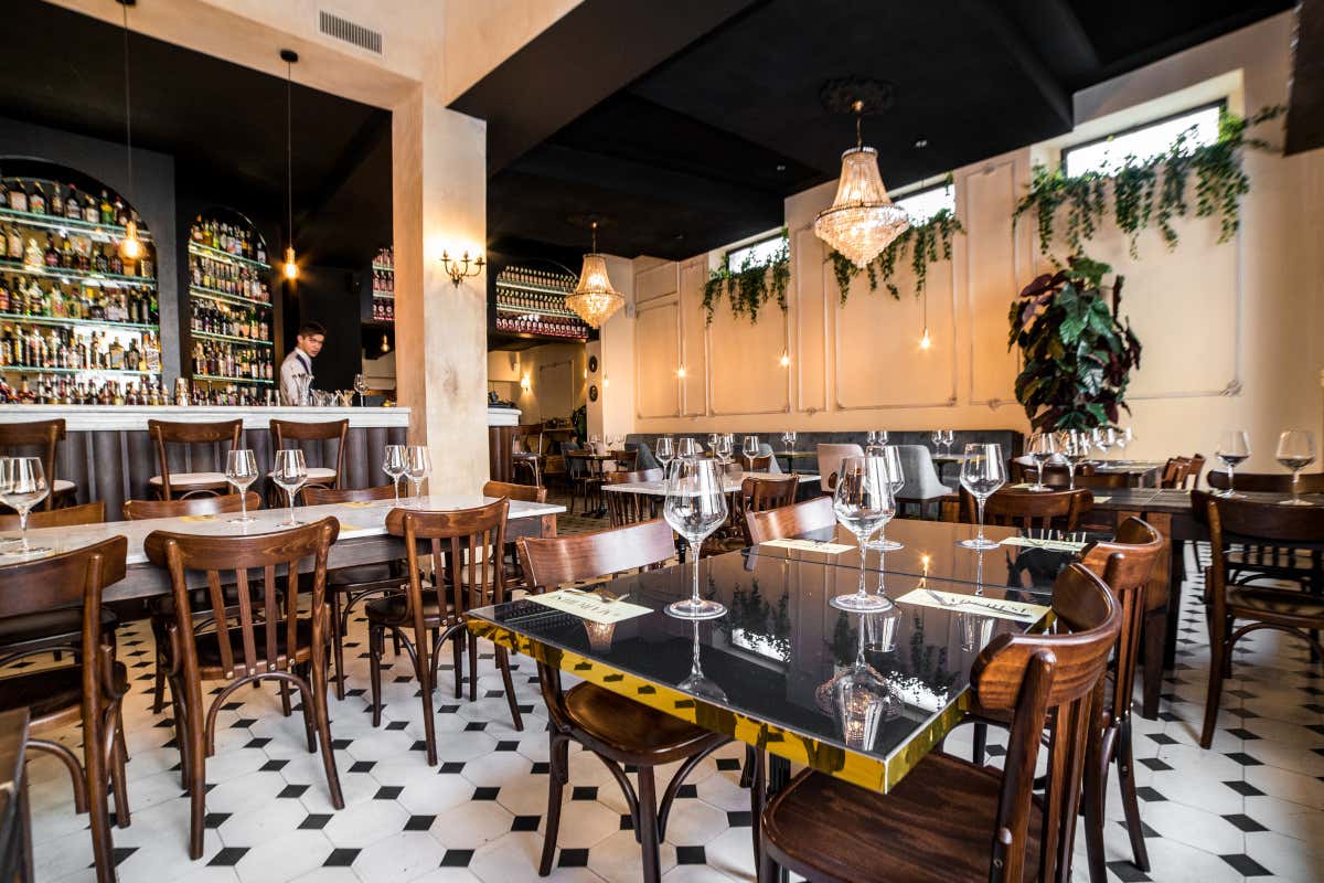 La sala de Il Marchese Viaggio a Roma per scoprire l&rsquo;aperitivo, rito italiano che ha conquistato il mondo