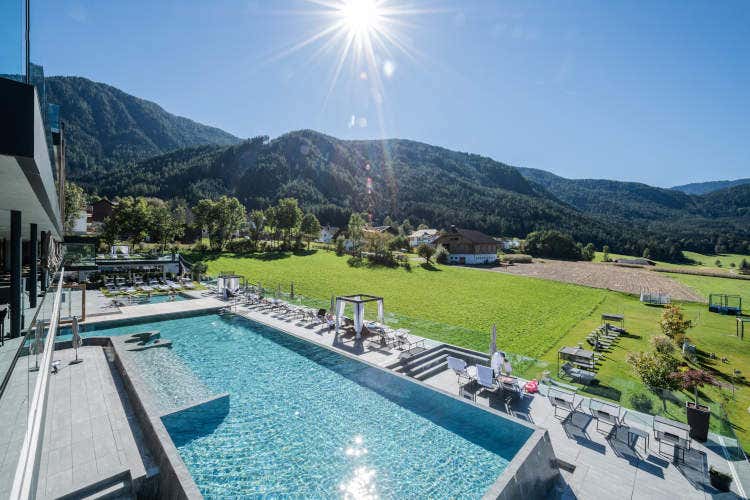 La piscina all'aperto  - Yoga nel bosco e sauna in suite L&rsquo;hotel Winkler punta sul benessere