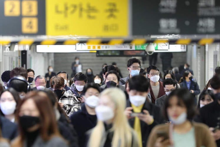 Folla nel metrò di Wuhan - A Wuhan traffico e folla in metrò Europa, l'Oms: Non allentare misure