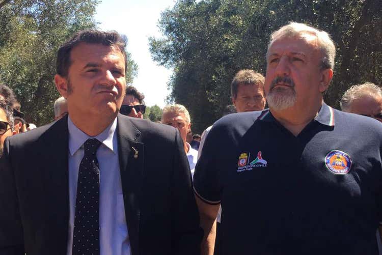 Gian Marco Centinaio e Michele Emiliano durante una vista agli ulivi pugliesi (Xylella, produzione olive a -73% Scintille tra Lezzi e Centinaio)