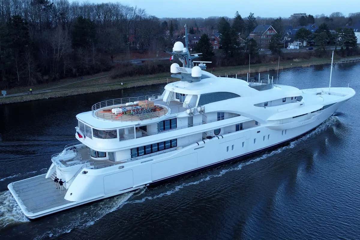 Lo yacht di Putin. Fonte: The Guardian Riappare sui radar il superyacht di Putin, a bordo oltre 400 etichette di vino