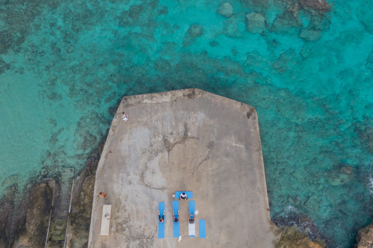 L'isola più Green delle Baleari Lo yoga di fronte all’acqua: ecco i resort più esclusivi