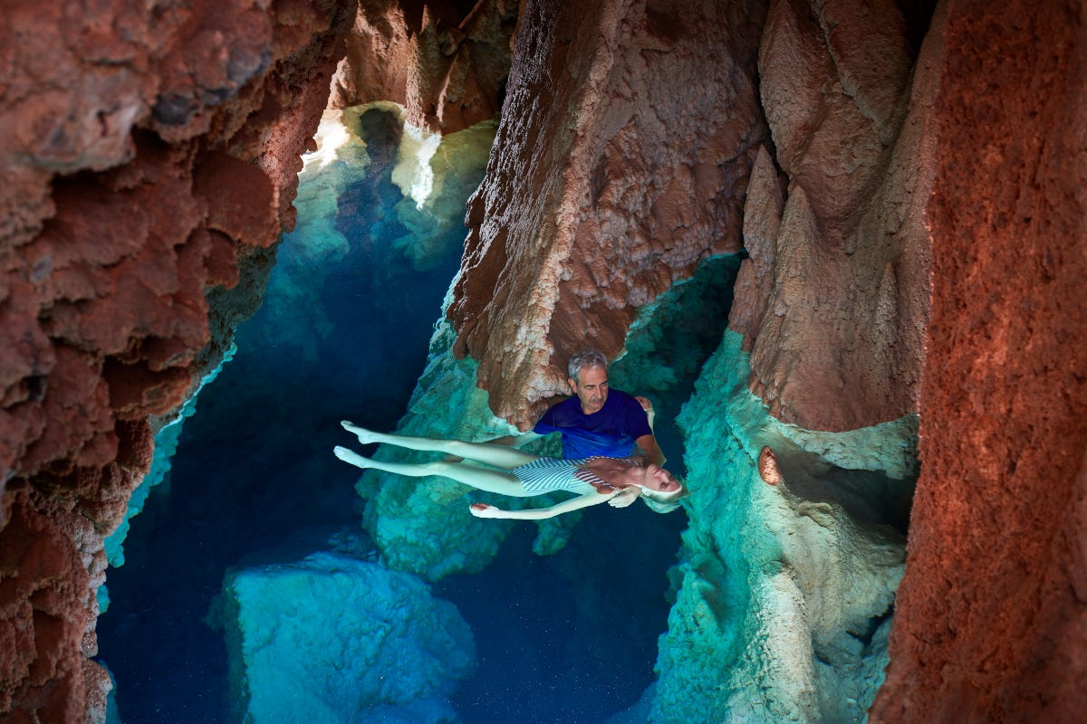 Yoga in grotta Lo yoga di fronte all’acqua: ecco i resort più esclusivi