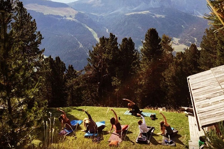 All’Hotel Tyrol di Selva l’esperienza dello yoga in baita Yoga e meditazione in vacanza? Ecco gli indirizzi più spettacolari