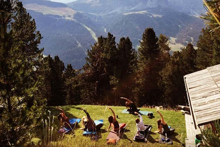 All&rsquo;Hotel Tyrol di Selva l&rsquo;esperienza dello yoga in baita Yoga e meditazione in vacanza? Ecco gli indirizzi pi&ugrave; spettacolari