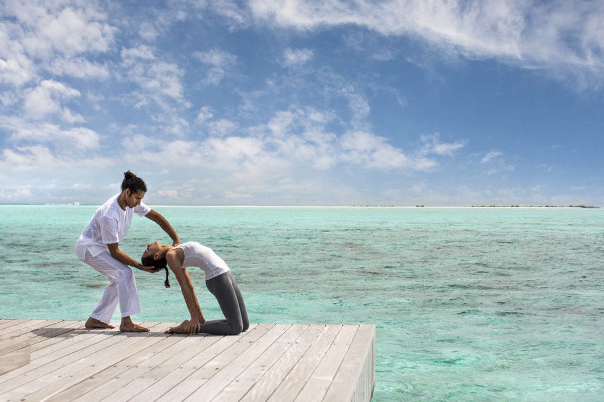 In un'isola Patrimonio Unesco Lo yoga di fronte all’acqua: ecco i resort più esclusivi
