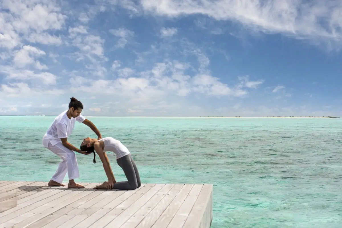 In un'isola Patrimonio Unesco Lo yoga di fronte all&rsquo;acqua: ecco i resort pi&ugrave; esclusivi