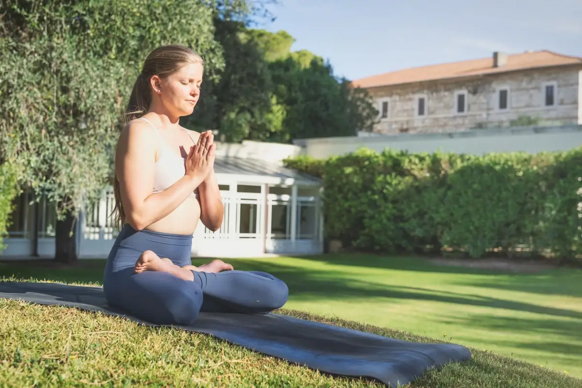 Relax alle Terme Lo yoga di fronte all&rsquo;acqua: ecco i resort pi&ugrave; esclusivi