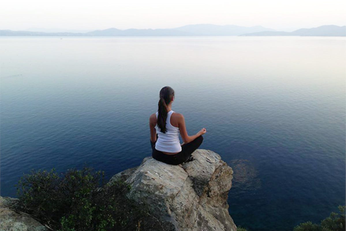 Meditazione al mare Lo yoga di fronte all’acqua: ecco i resort più esclusivi