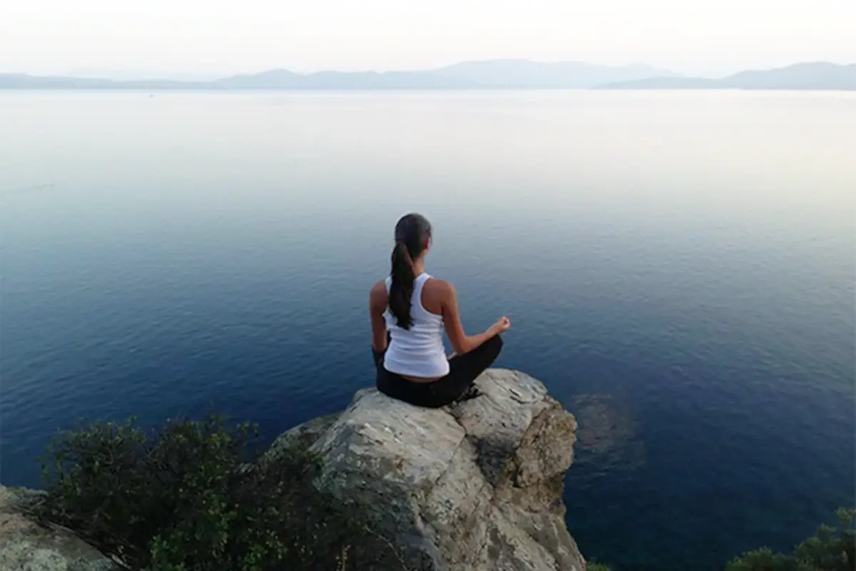 Meditazione al mare Lo yoga di fronte all&rsquo;acqua: ecco i resort pi&ugrave; esclusivi