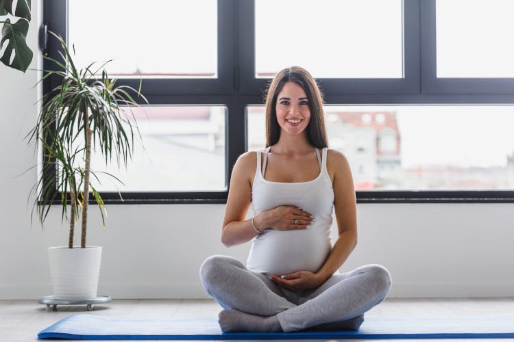 Yoga in gravidanza: benefici e posizioni per le future mamme