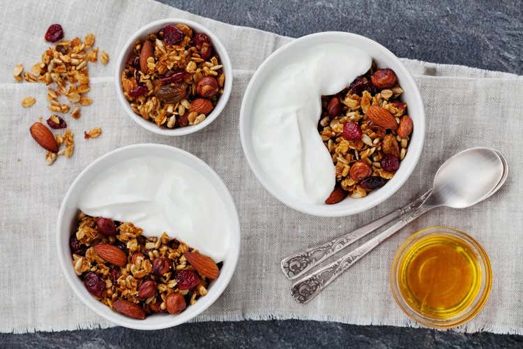 Yogurt e mandorle sono tra gli alimenti pi&ugrave; indicati per combattere la tristezza (Arriva il temuto il Blue Monday Mandorle e yogurt per contrastarlo)