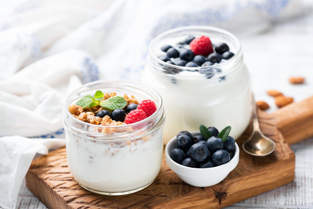 Gli alberghi allo yogurt bianco magro affiancano spesso lo yogurt greco Lo yogurt e le sue declinazioni: protagonista perfetto della colazione