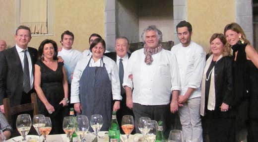 La famiglia Ziliani con lo staff del ristorante Rigoletto di Reggiolo