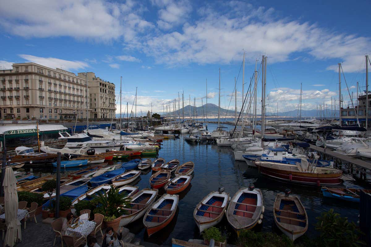 La vista del Borgo Marinari e del Vesuvio dal ristorante Zi' Teresa