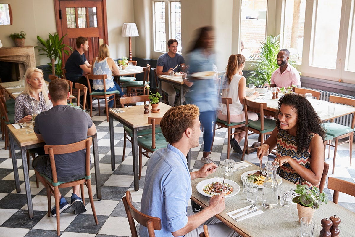 In zona bianca, tavoli distanti un metro dentro e fuori dal locale Tavoli, mascherina e servizio al bancoLe regole per ristoranti in zona bianca
