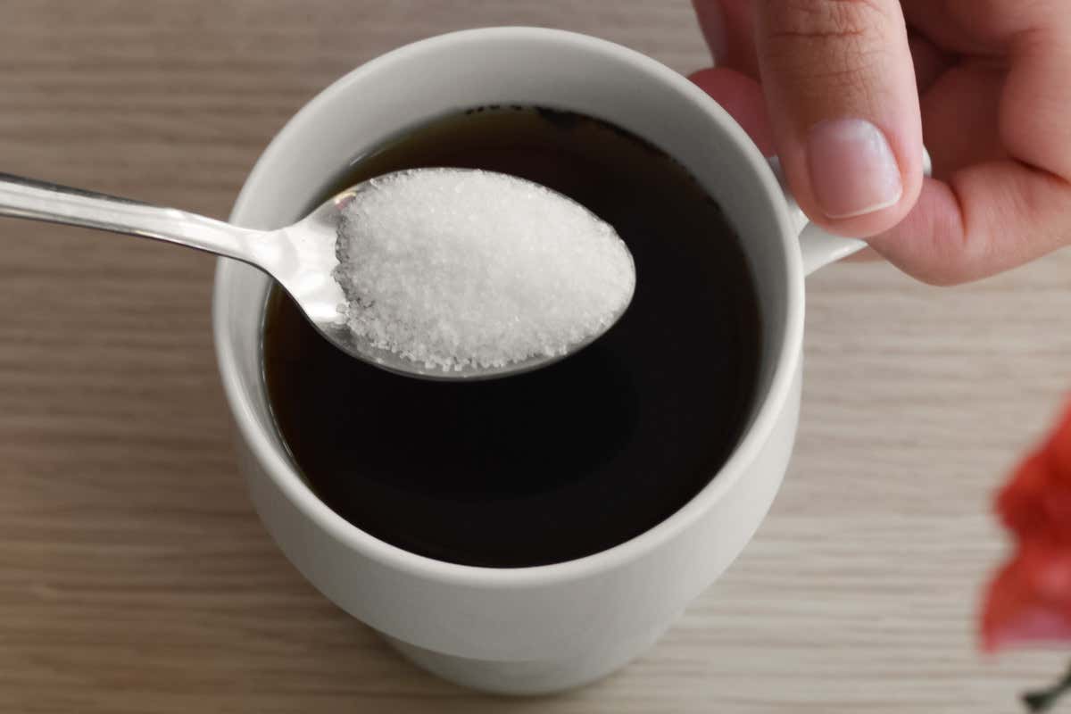 Il vero scandalo non è l’ananas sulla pizza. È lo zucchero nel caffè