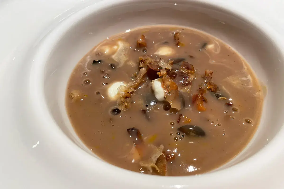 Zuppa di castagne su base di lardo d’Arnad, con due consistenze di zucca Dall'hotel alla Loge sui campi da sci, [Le Massif vince anche grazie all'alta cucina]