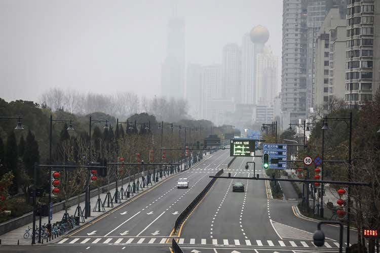 In Cina le strade cittadine sono deserte (Il virus più debole della Sars che rischia di paralizzare il mondo)