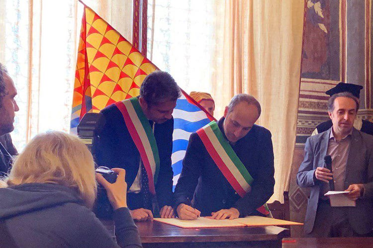 La firma dei sindaci dell'accordo tra San Miniato e Fermo (Il Tartufo Bianco di San Miniato ha sette nuovi ambasciatori)