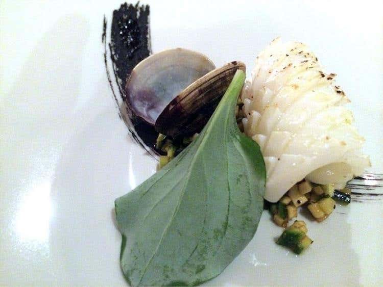 Calamari, cannolicchi, vongole, insalata di zucchine alla soia