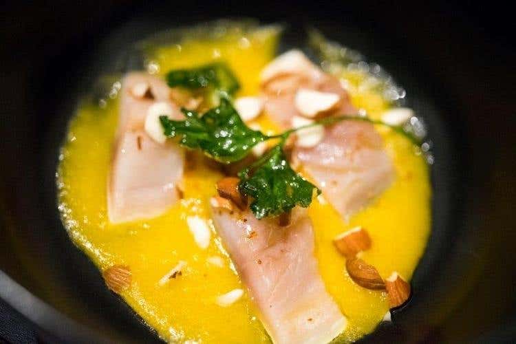 Sgombro marinato, zucca campana e mandorle amare