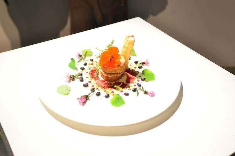 Millefoglie di Oliva di Carciofo astratto in foglia di patatate in tempura, spuma di baccalà con il suo cannolo, agrodolce di peperoni (Simone Ciccotti