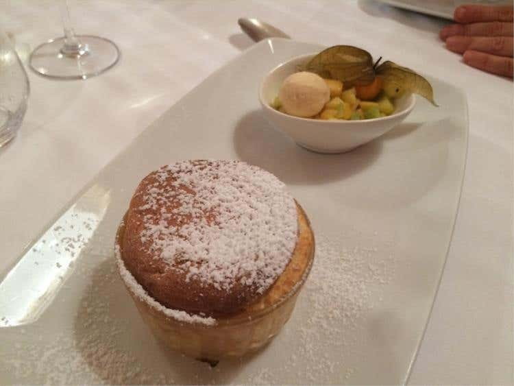 Soufflé al frutto della passione, zuppa esotica e sorbetto allo zenzero