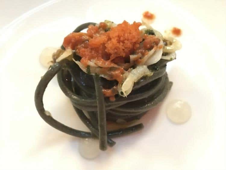 Spaghetti di grano arso, ricci e lumachine di mare