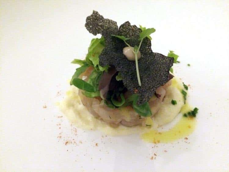 Tartare di ricciola, alghe marine, emulsione alla soia